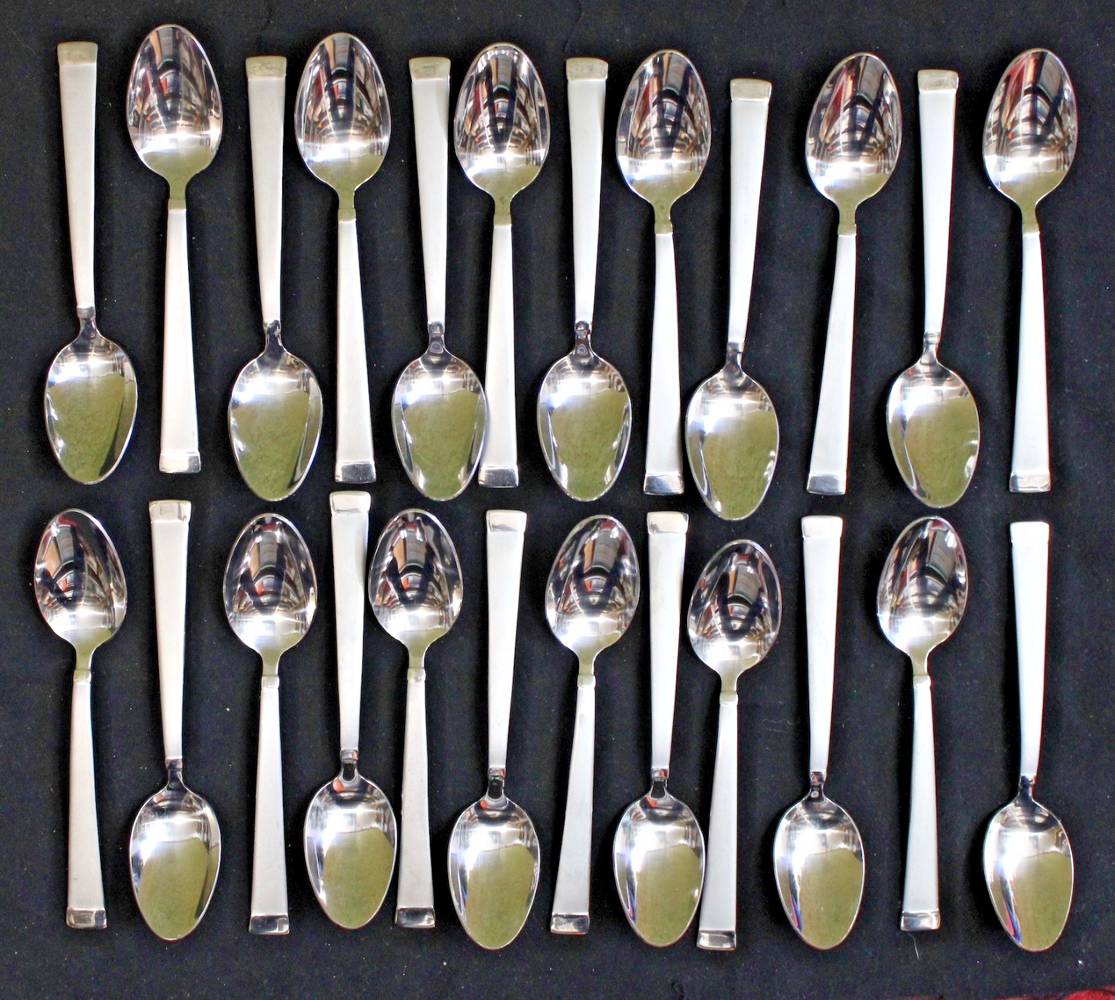 100 piece MIKASA TAYLOR FROST VINTAGE STAINLESS STEEL FROSTED HADLES FLATWARE1