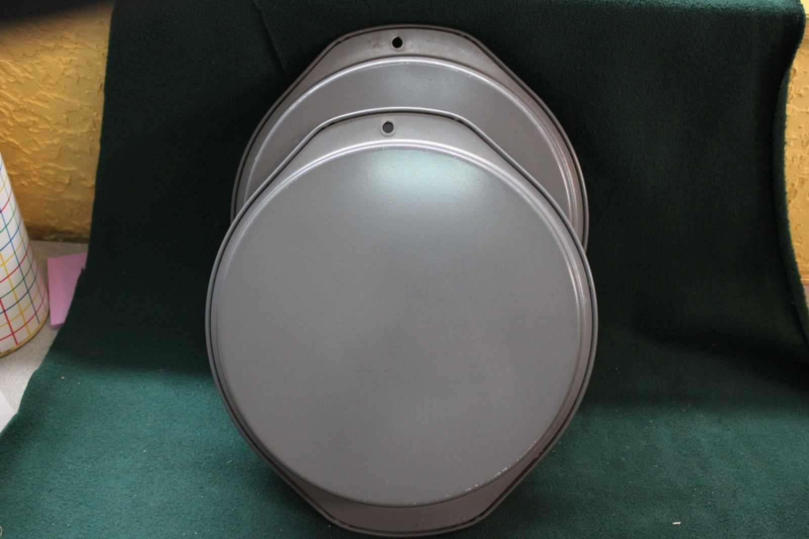 (2) 9" round cake pans For the Kitchen baking pans  cooking ware baking ware NEW1