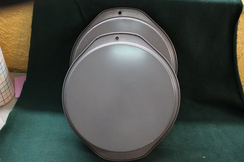 (2) 9" round cake pans For the Kitchen baking pans  cooking ware baking ware NEW1