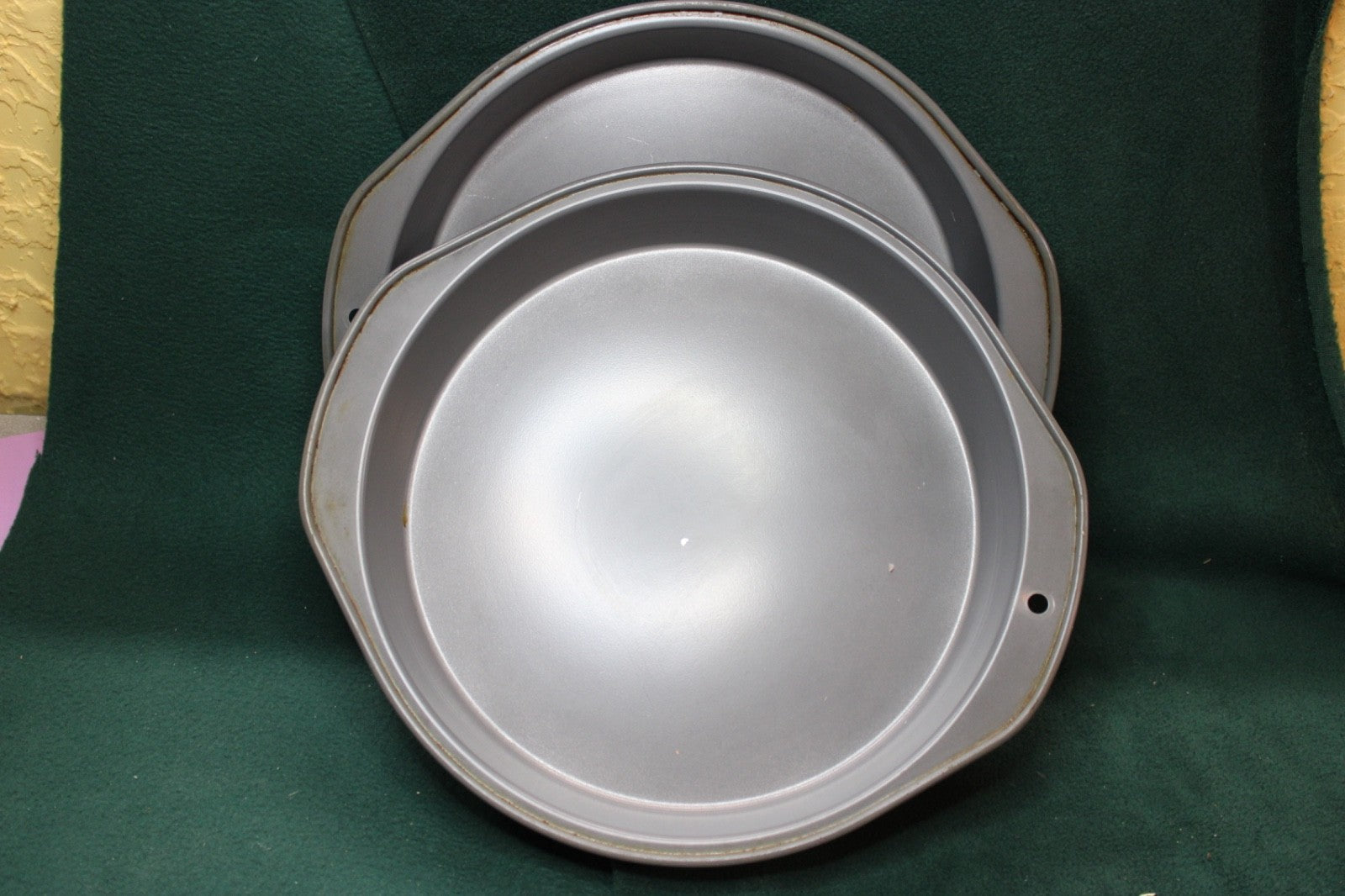 (2) 9" round cake pans For the Kitchen baking pans  cooking ware baking ware NEW2